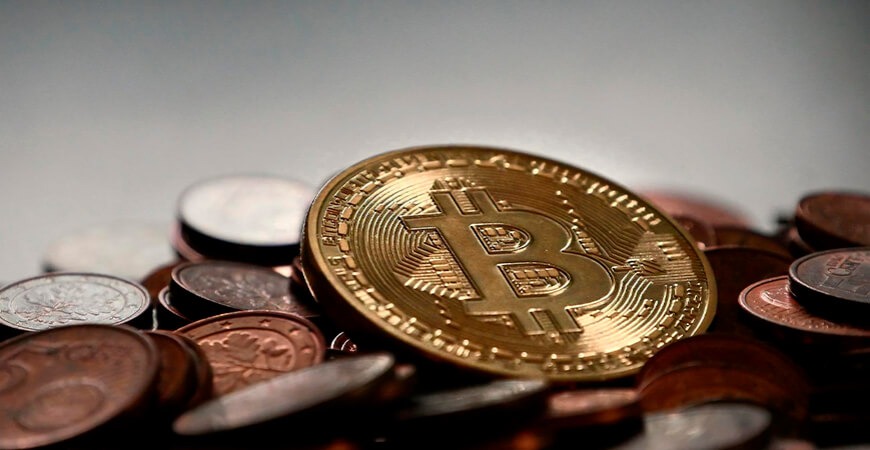 Read more about the article Bitcoin sofre queda e é negociado no menor valor em 18 meses